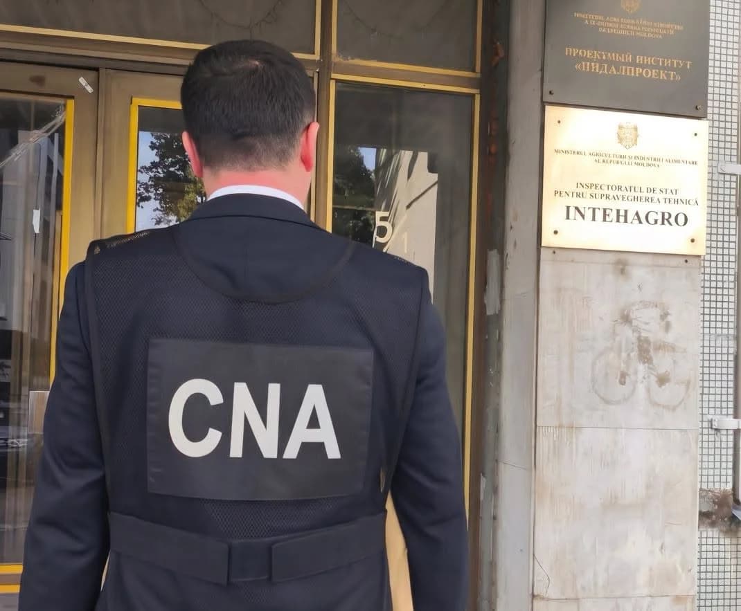 Percheziții la „InTehAgro” și o școală auto din Chișinău. Cinci persoane, vizate într-un dosar de corupție