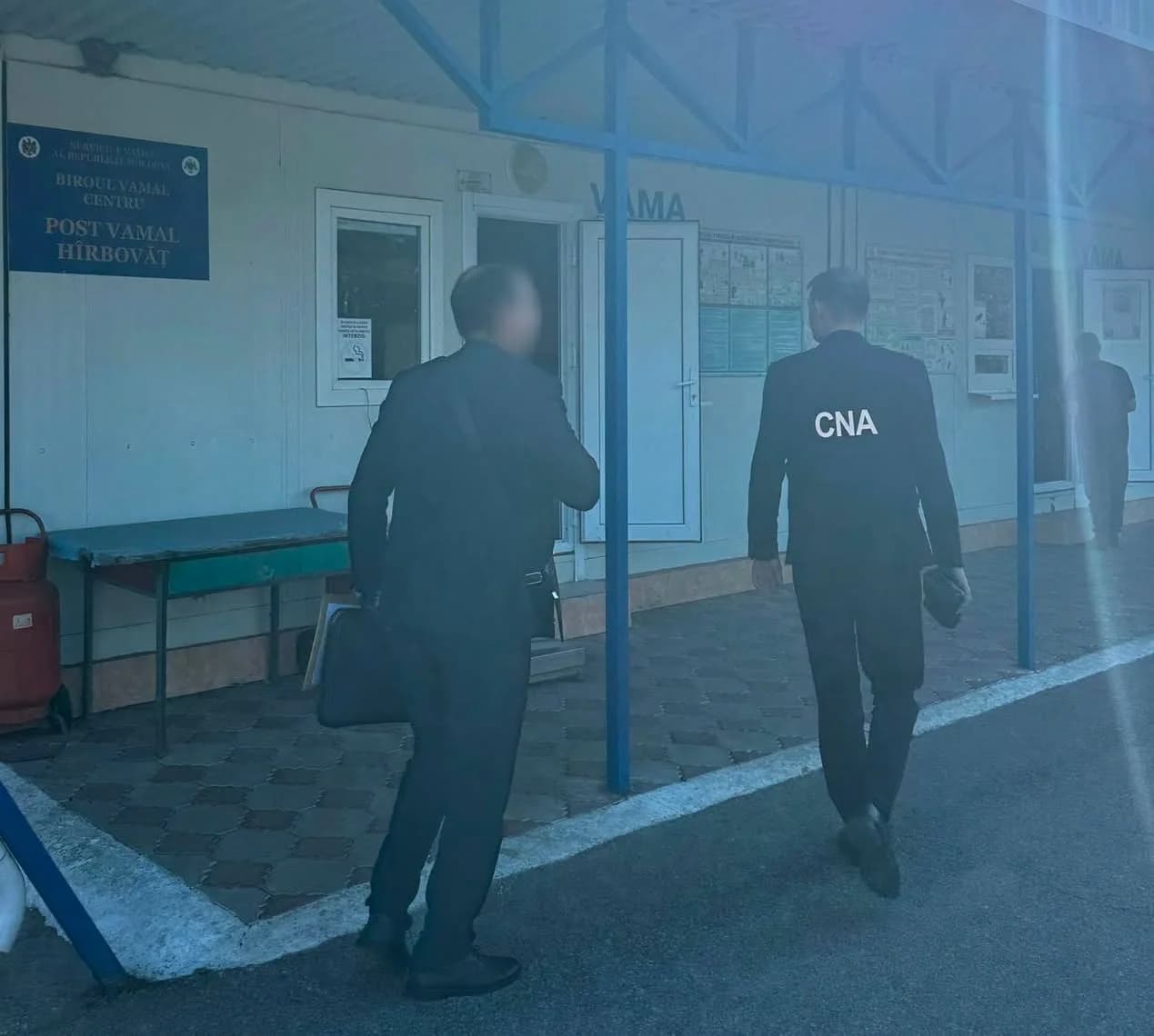 FOTO // Percheziții la ASP și Serviciul Vamal într-un dosar de corupție. Doi angajați, reținuți pentru 72 de ore