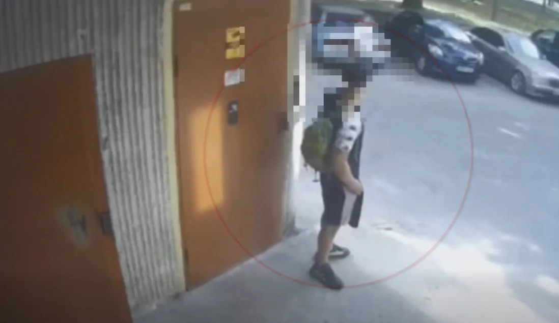 VIDEO // Ar fi furat bunuri din mai multe apartamente din capitală. Doi concubini, reținuți