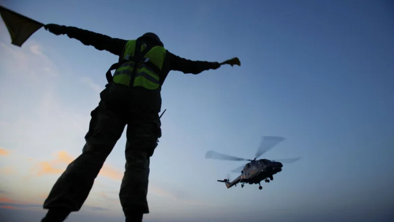 O fregată rusă a lansat rachete de semnalizare către un elicopter militar danez în apele internaționale