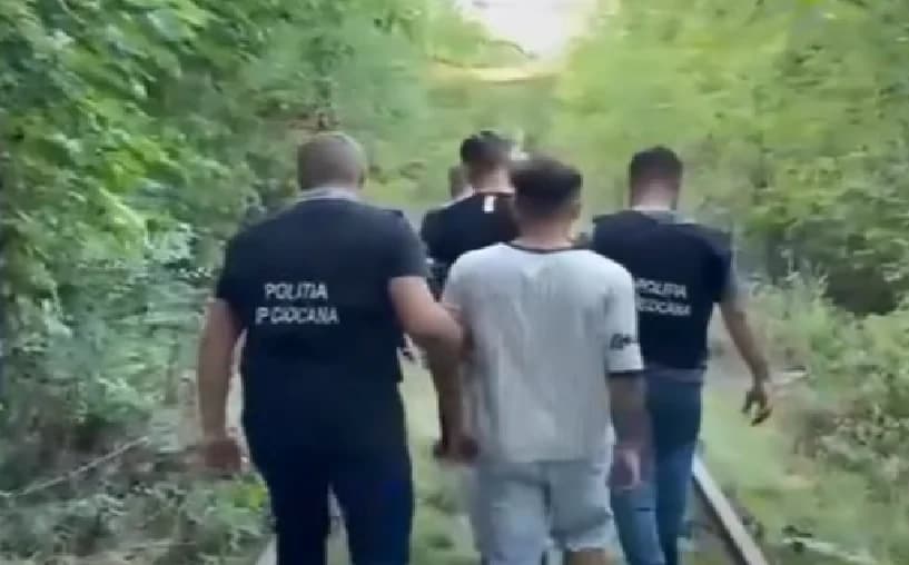 VIDEO // Prinși în flagrant cu zeci de pachețele cu droguri. Doi minori din Strășeni, arestați