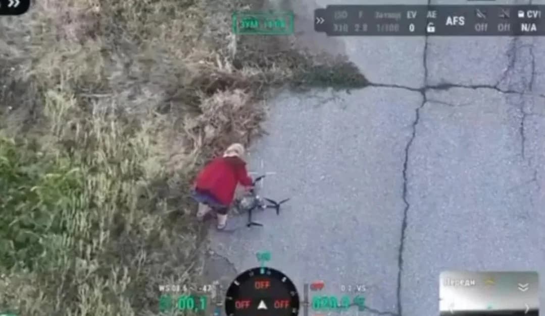 VIDEO // O bătrână din Ucraina a dezarmat cu mâinile goale o dronă rusească și a cucerit internetul