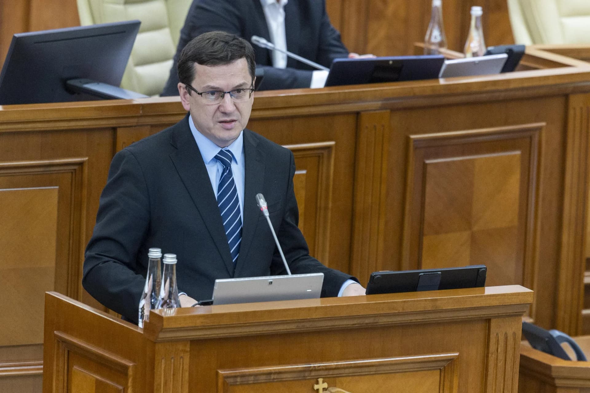 Plăți unice de până la 4.000 de lei pentru bugetari. Parlamentul a aprobat rectificarea bugetului