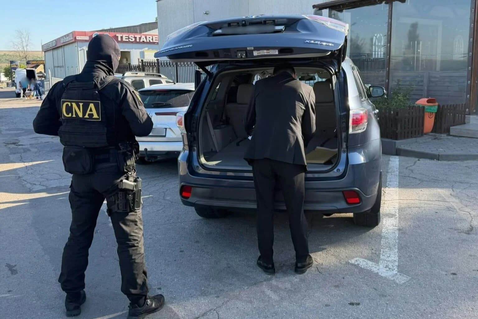 Angajatul ASP și vameșul reținuți în dosarul numerelor de înmatriculare neutre, plasați în arest preventiv