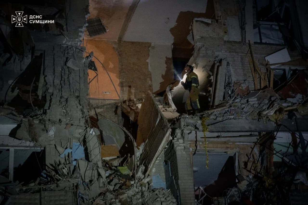 O bombă ghidată rusească a lovit un bloc din Sumî: doi morţi şi opt răniţi