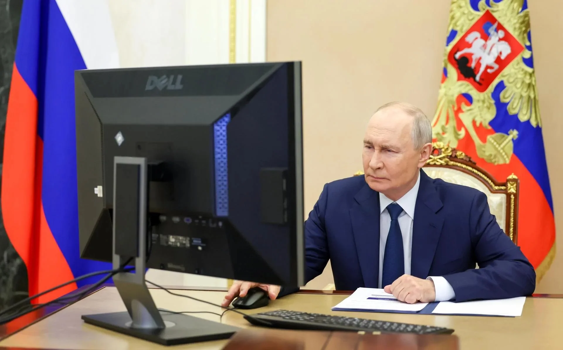 VIDEO // Putin, „certat” cu computerul pe care a votat. Pe monitor i-a apărut mesaj că nu are licență pentru sistemul de operare