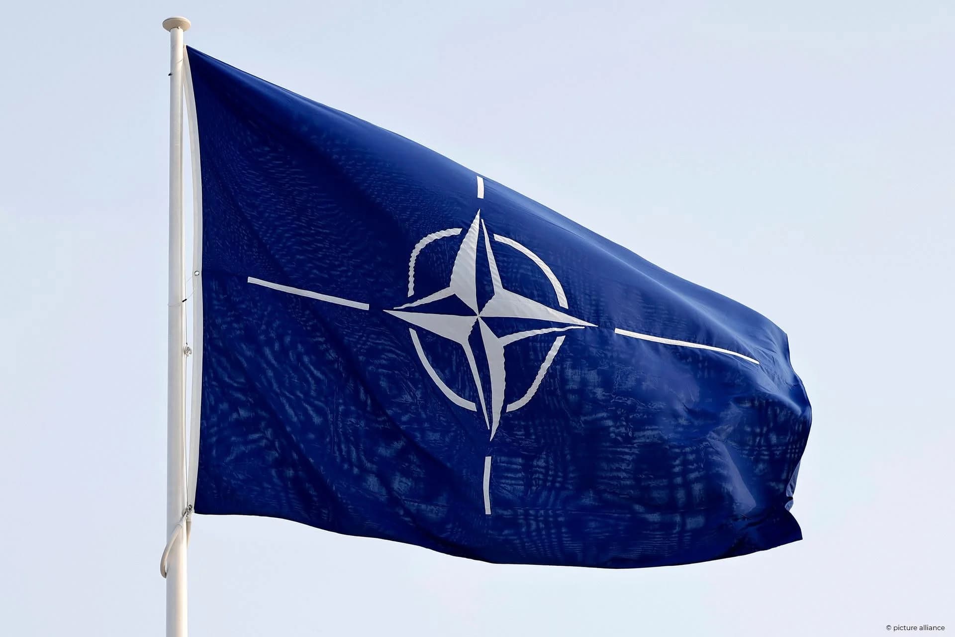 NATO este „pregătită” pentru un atac „sub steag fals” din partea Rusiei, spune șeful militar al Alianței