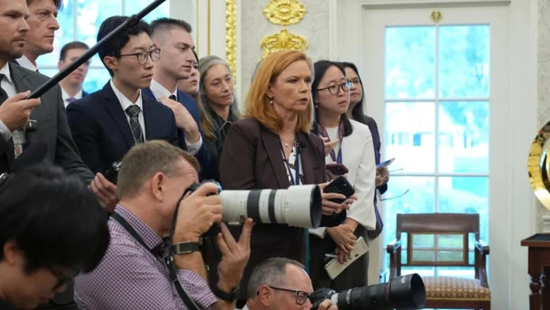 Reporteri de la mai multe publicații nu au mai fost primiţi la Casa Albă, la ordinul lui Trump. Legitimaţiile jurnaliştilor, confiscate