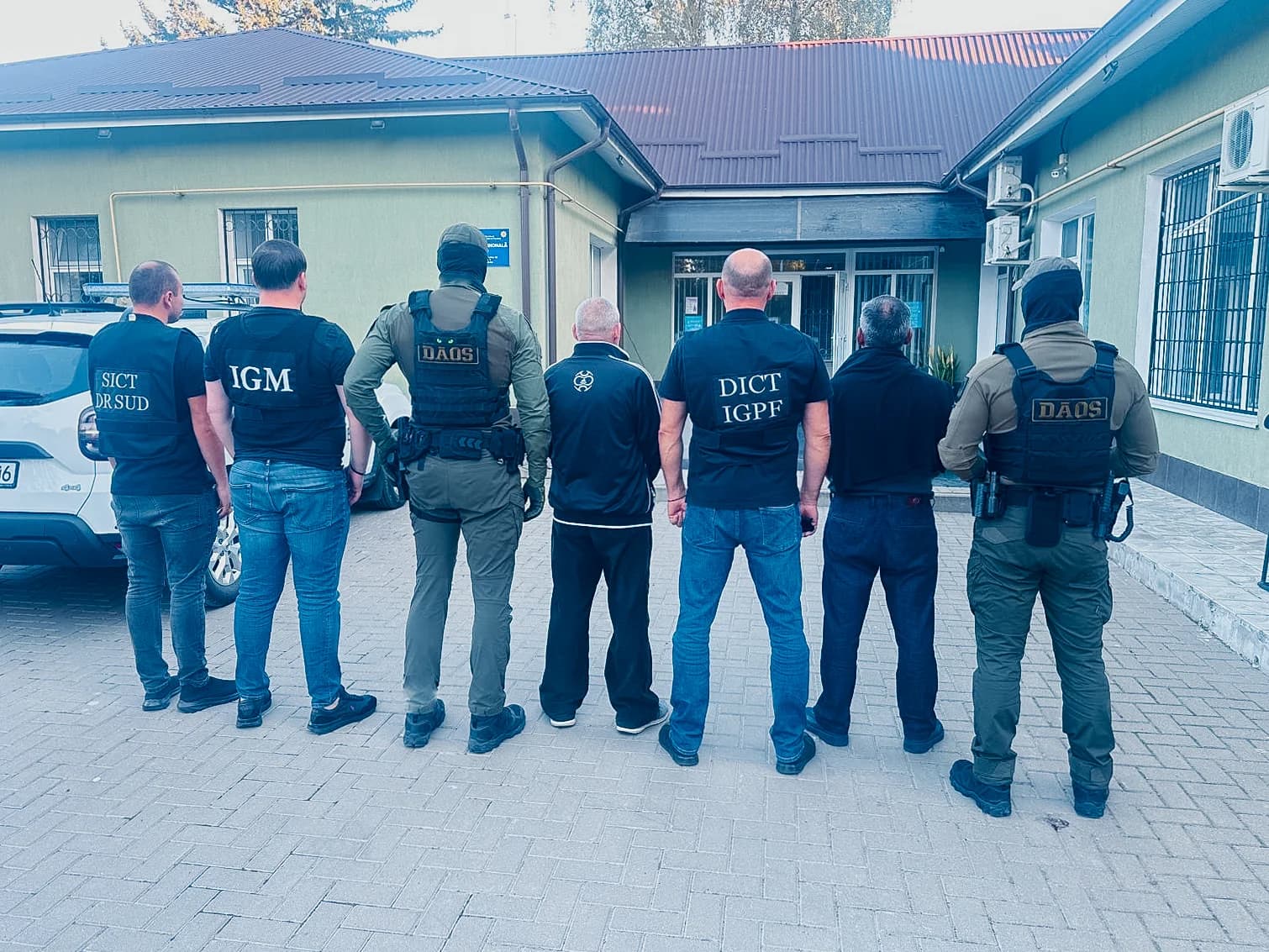 VIDEO // Rețea de migrație ilegală, destructurată în R. Moldova. Trei persoane, reținute