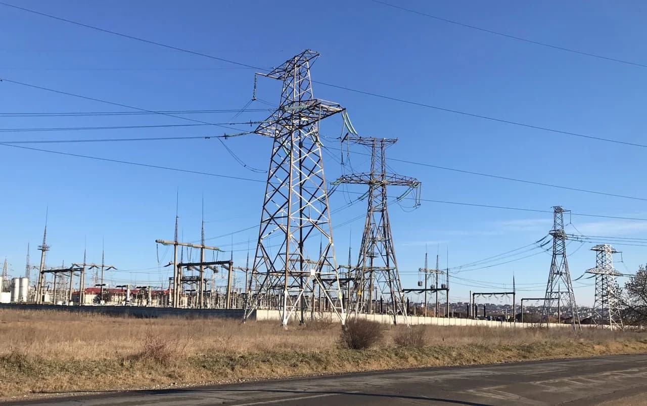Deficit de energie electrică în orele de seară. Cetățenii, îndemnați să reducă consumul