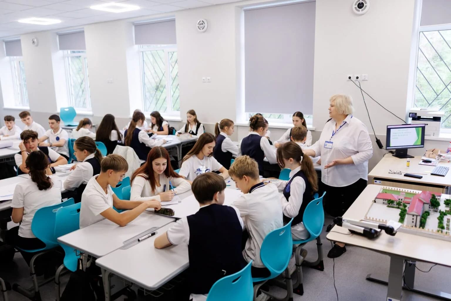 Circa o mie de elevi studiază „Educația STEAM” în 12 școli-model