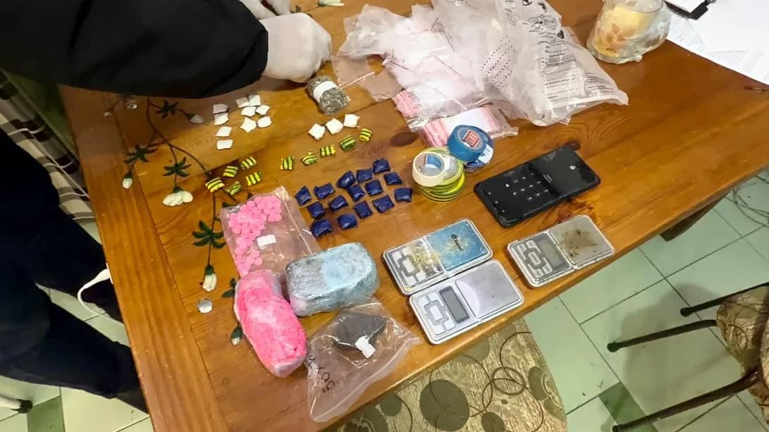 VIDEO // Ar fi plasat droguri în ascunzișuri, la indicațiile primite pe Telegram. Un curier, arestat la Chișinău