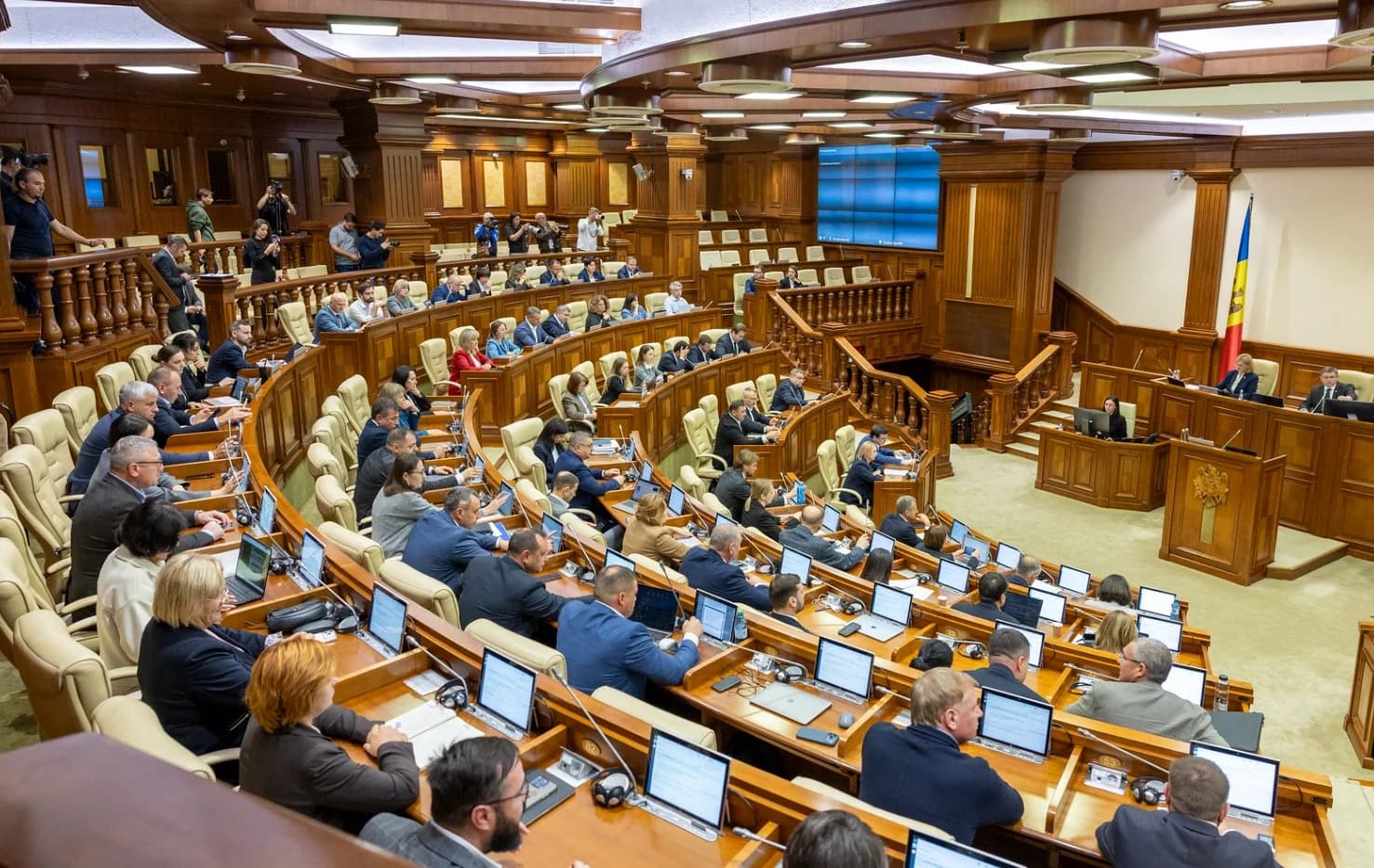 Deputații se întrunesc joi în ședință plenară. Opt proiecte cu sigla UE, pe ordinea de zi