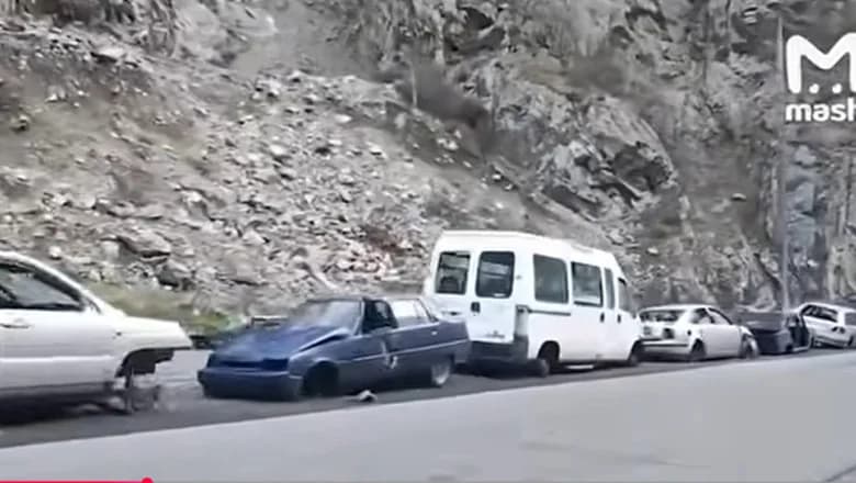 VIDEO // Cimitirul de mașini lung de câțiva kilometri, creat de exodul rușilor în 2022 la granița cu Georgia, va fi lichidat