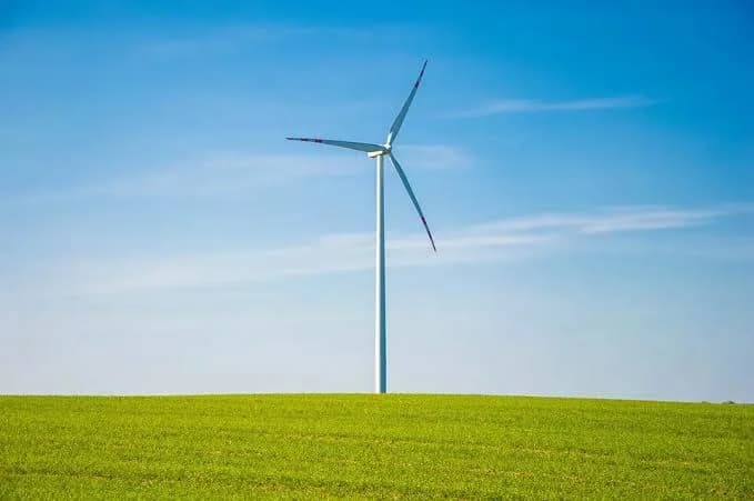 Autorizațiile pentru energia regenerabilă vor fi simplificate. Unele instalații vor putea fi aprobate într-o lună