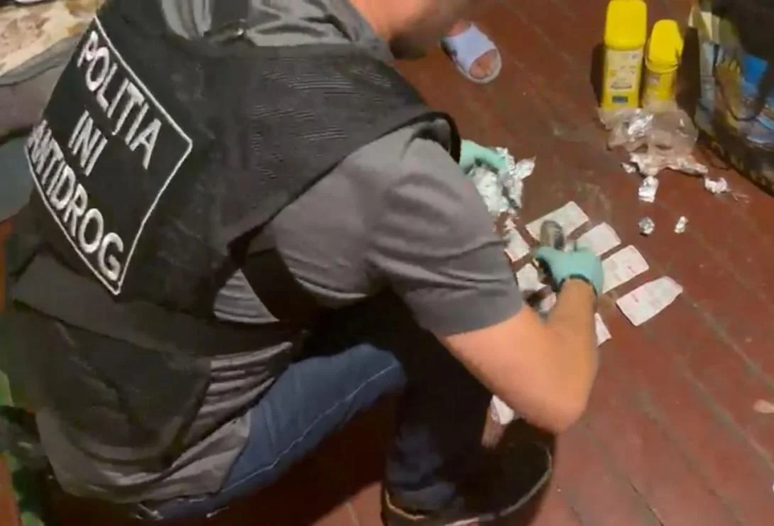 VIDEO // Droguri ascunse în alimente și trimise cu autocarul din Franța. Trei suspecți, arestați