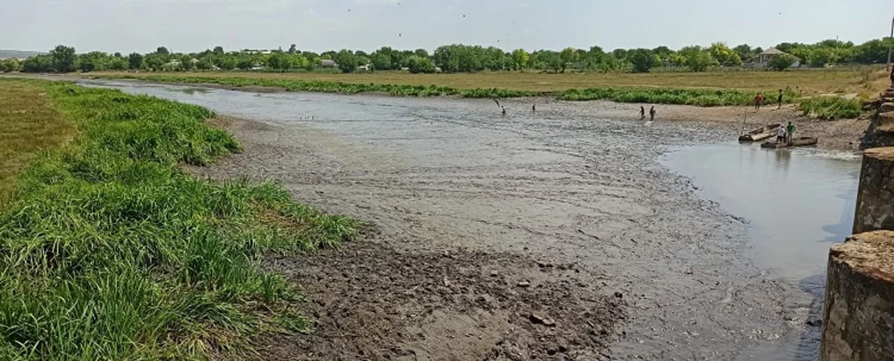 Coduri roșu și portocaliu pe mai multe râuri din R. Moldova din cauza debitelor scăzute