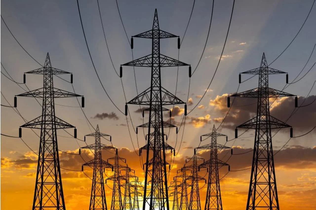 Mai puține exporturi de energie în orele de vârf și restricții la iluminat