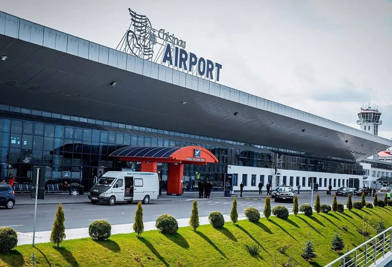 Orele de vârf aduc aglomerație pe Aeroportul Chișinău: recomandări pentru pasagerii care au zboruri noaptea și dimineața devreme