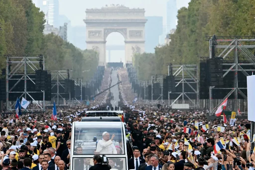 Slujbă uriașă ținută de Papa Leon în centrul Parisului. Participă sute de mii de credincioși