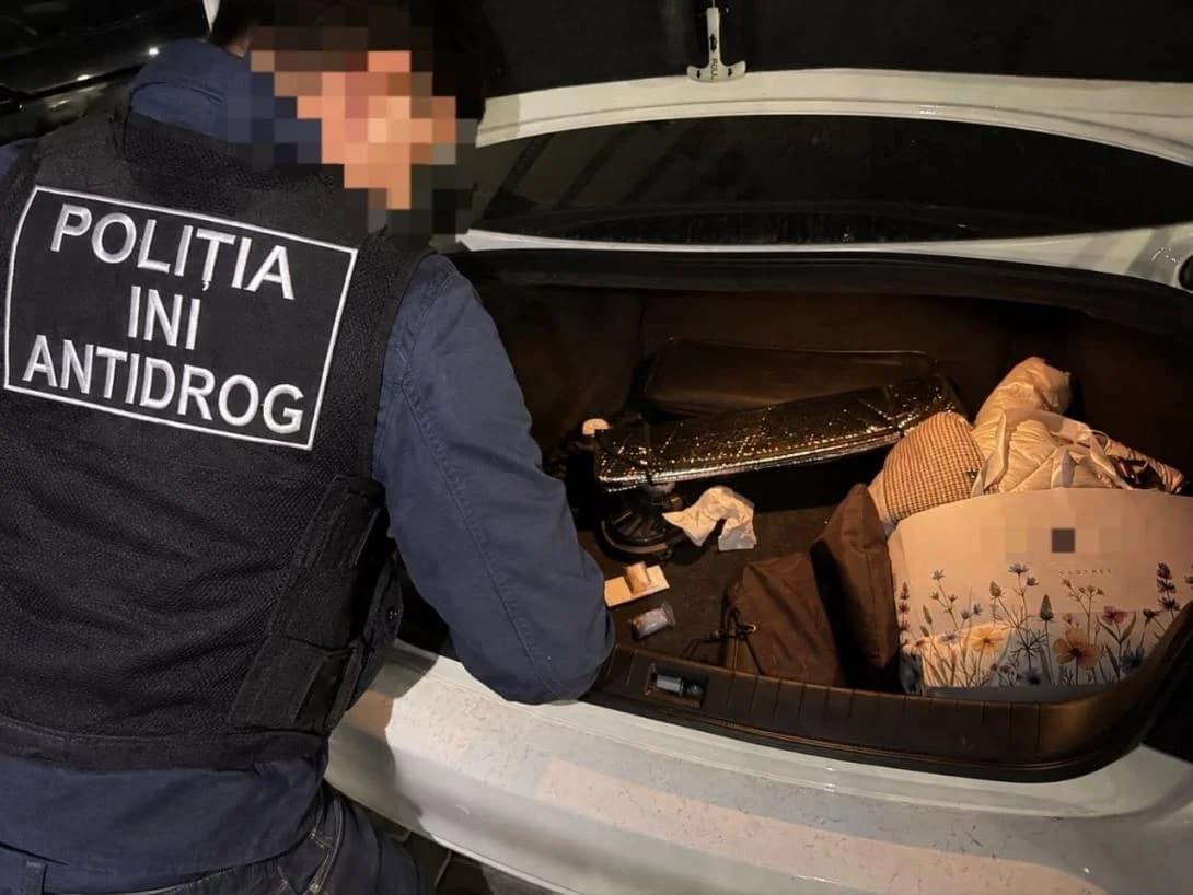 VIDEO // Trei suspecți, reținuți cu cocaină la Chișinău. Riscă până la 15 ani de închisoare