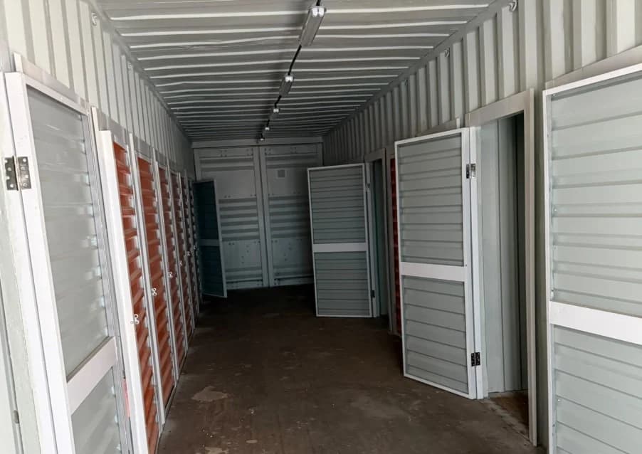 VIDEO // Percheziții în mai multe localități din R. Moldova. A fost deconspirată o schemă de contrabandă cu containere maritime de peste 4 mln de lei