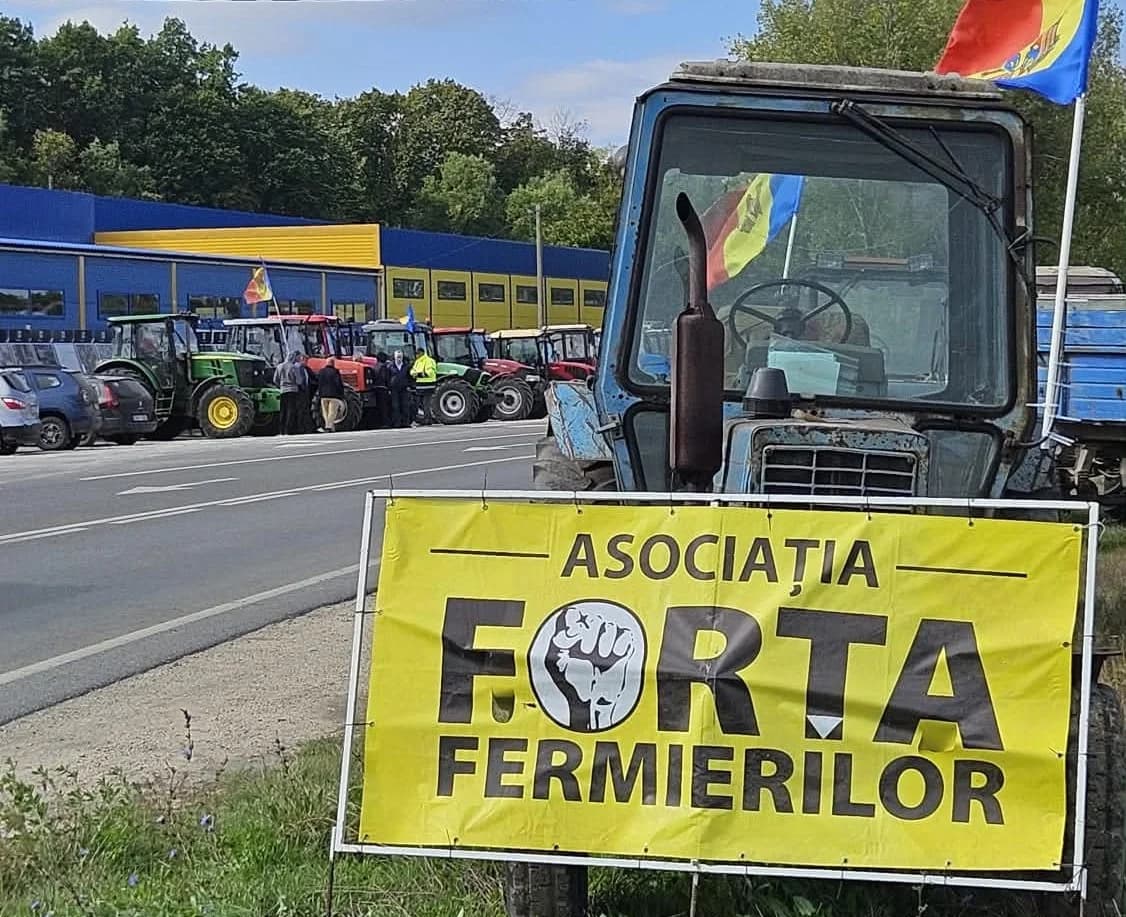 Fermierii din Fălești au ieșit la protest cu tehnică agricolă
