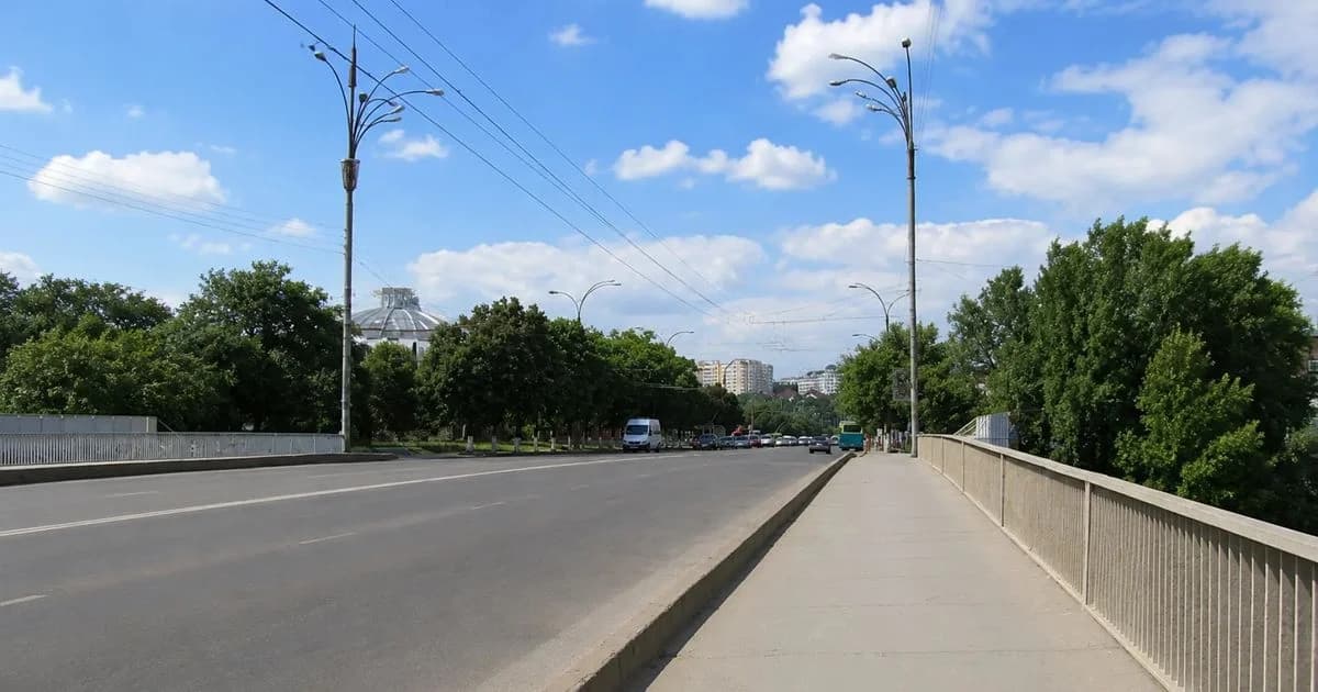 Tentativă de suicid, prevenită de salvatori. Un adolescent, îndepărtat de pe un pod din capitală