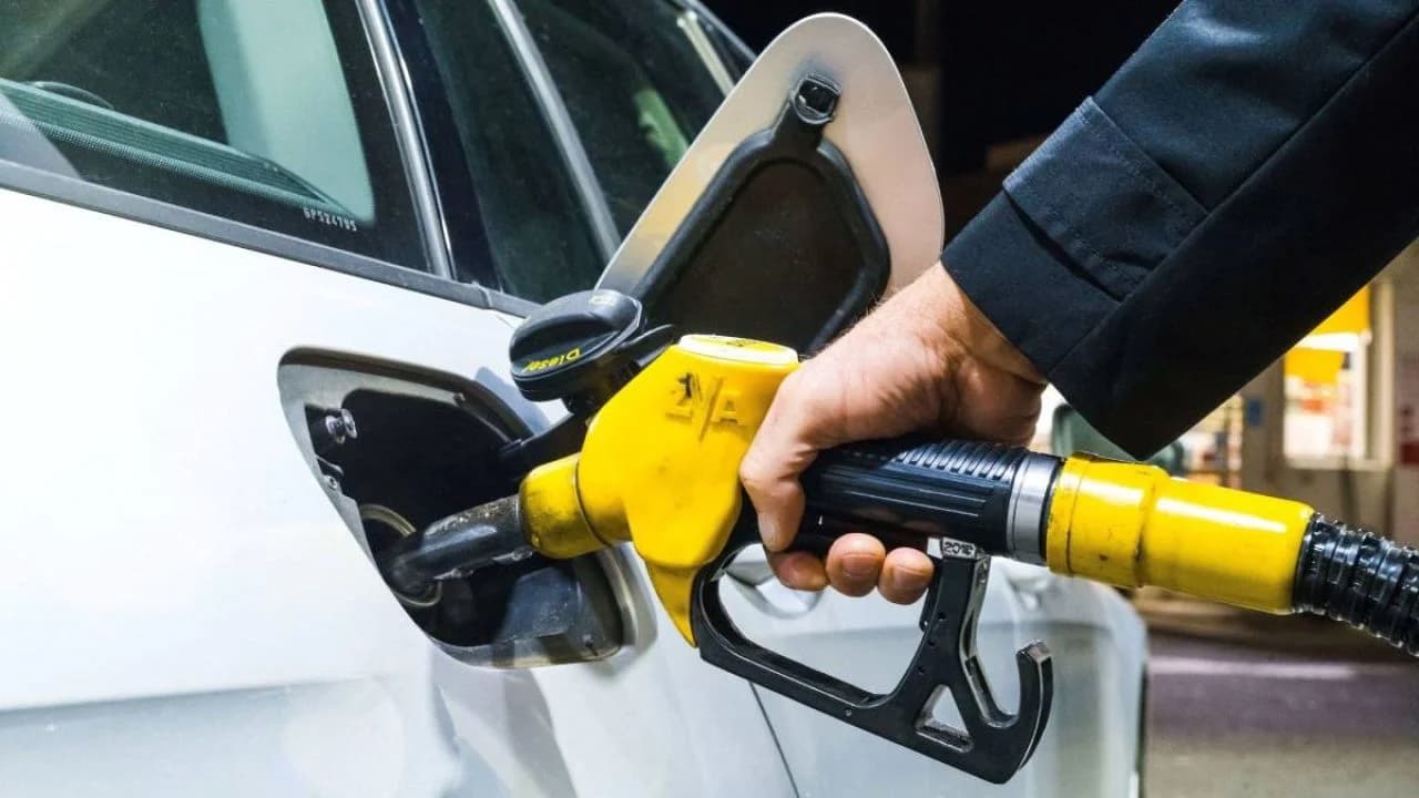 După prețurile record, carburanții se ieftinesc ușor