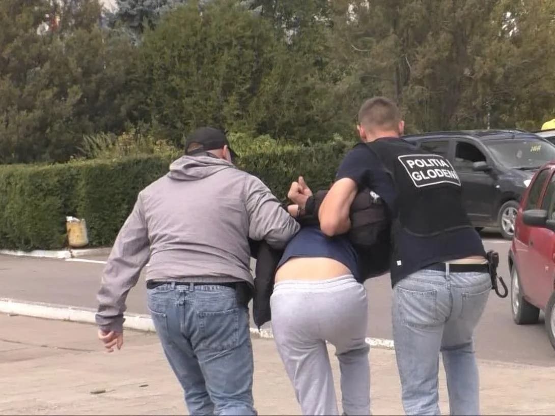 VIDEO // Ar fi cerut bani pentru „tratament” după o bătaie. Doi bărbați, reținuți pentru șantaj