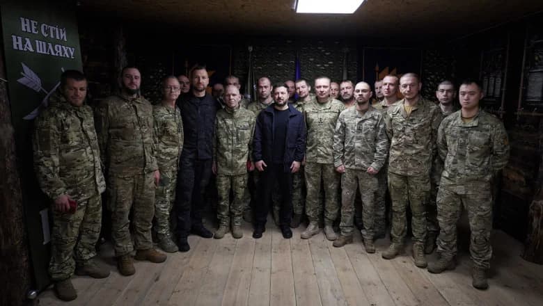 VIDEO // Zelenski a mers personal pe front pentru a felicita militarii care au participat în spectaculoasa „Operațiune Vivaldi”