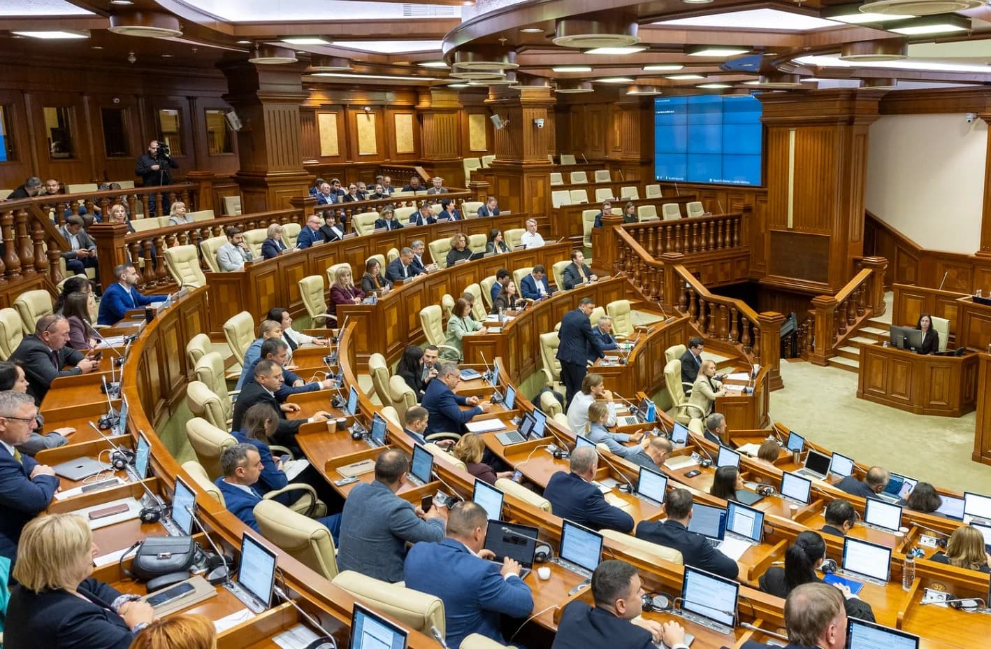 Deputații se întrunesc vineri în ședință plenară. Ordinea de zi, aprobată de Biroul permanent