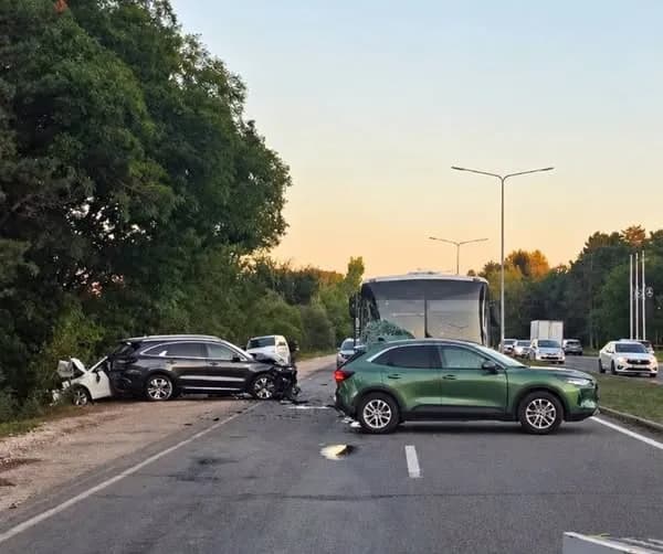 Accident în lanț pe un bulevard din capitală. Un autobuz a ciocnit patru automobile, iar cinci persoane au ajuns la spital