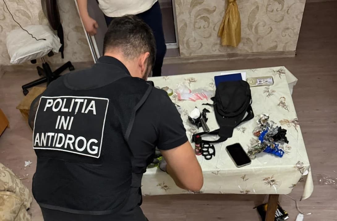 VIDEO // Trei persoane, reținute într-un dosar de trafic de droguri prin Telegram