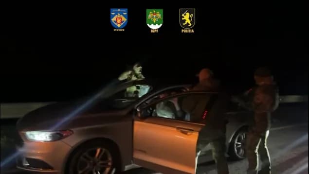 VIDEO // Au încercat să transporte ilegal peste Prut doi nepalezi. Trei bărbați și o femeie, condamnați la închisoare