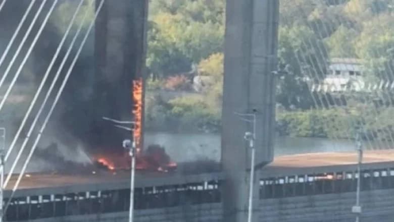 VIDEO // Un pod important din Kiev a fost lovit de două drone rusești. Circulația metroului și a transportului public, suspendată
