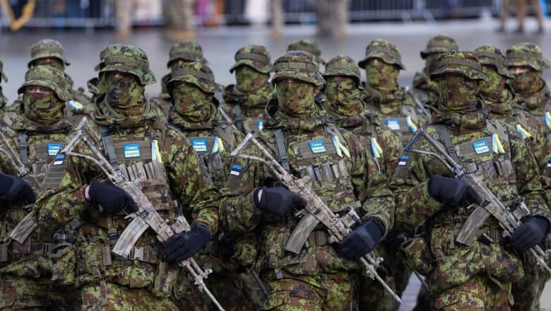 Strategie de „apărare activă”: un stat baltic își mută trupele mai aproape de granița cu Rusia. „Obiectivul nostru este clar”