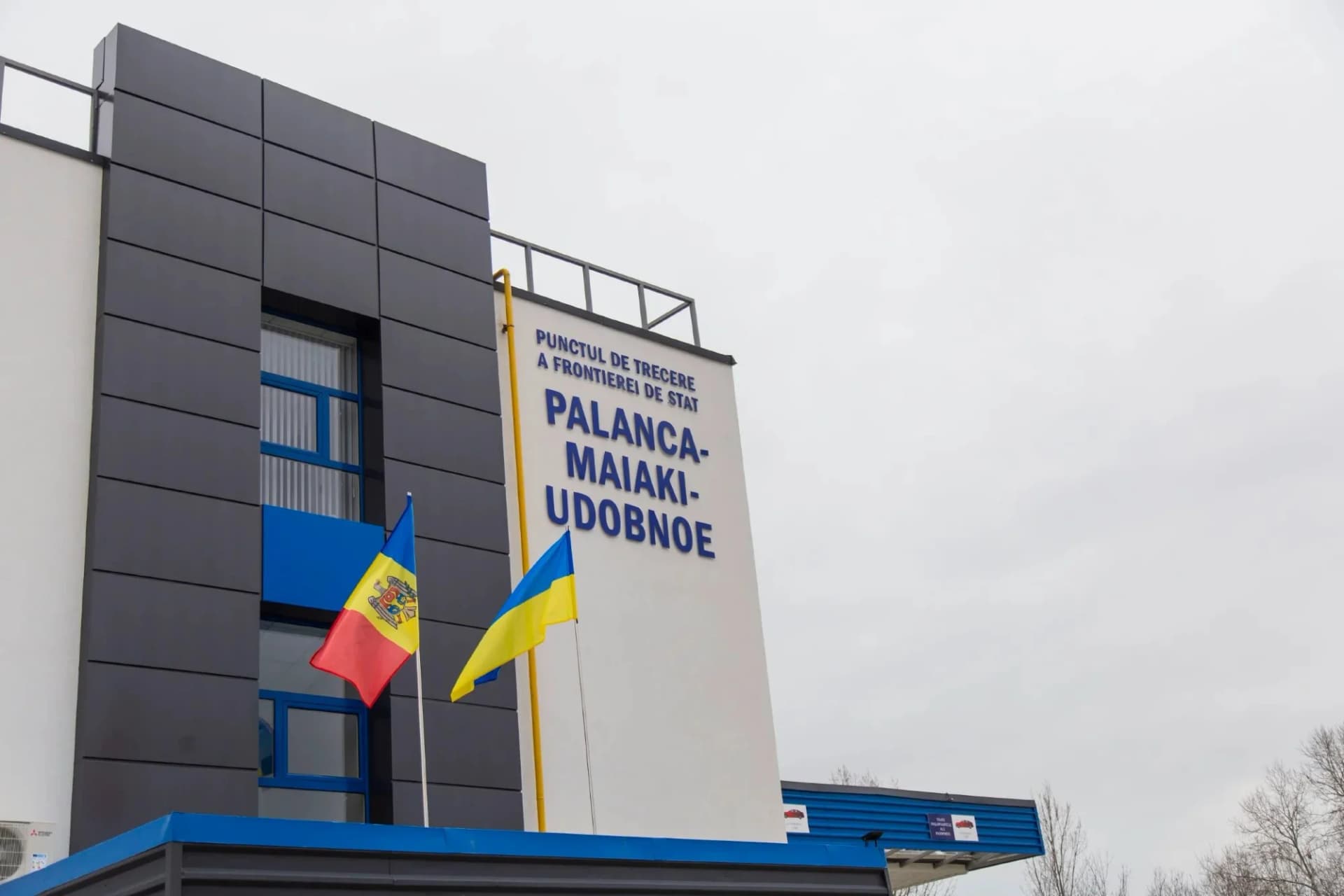 Alertă la PTF Palanca // Un proiectil a lovit un autobuz de rută. Un polițist de frontieră, rănit