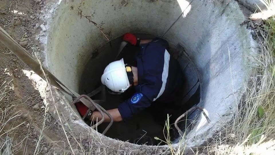 Misiune de salvare în toiul nopții. Un bărbat, căzut într-o fântână din Cimișlia, a fost salvat de angajații IGSU