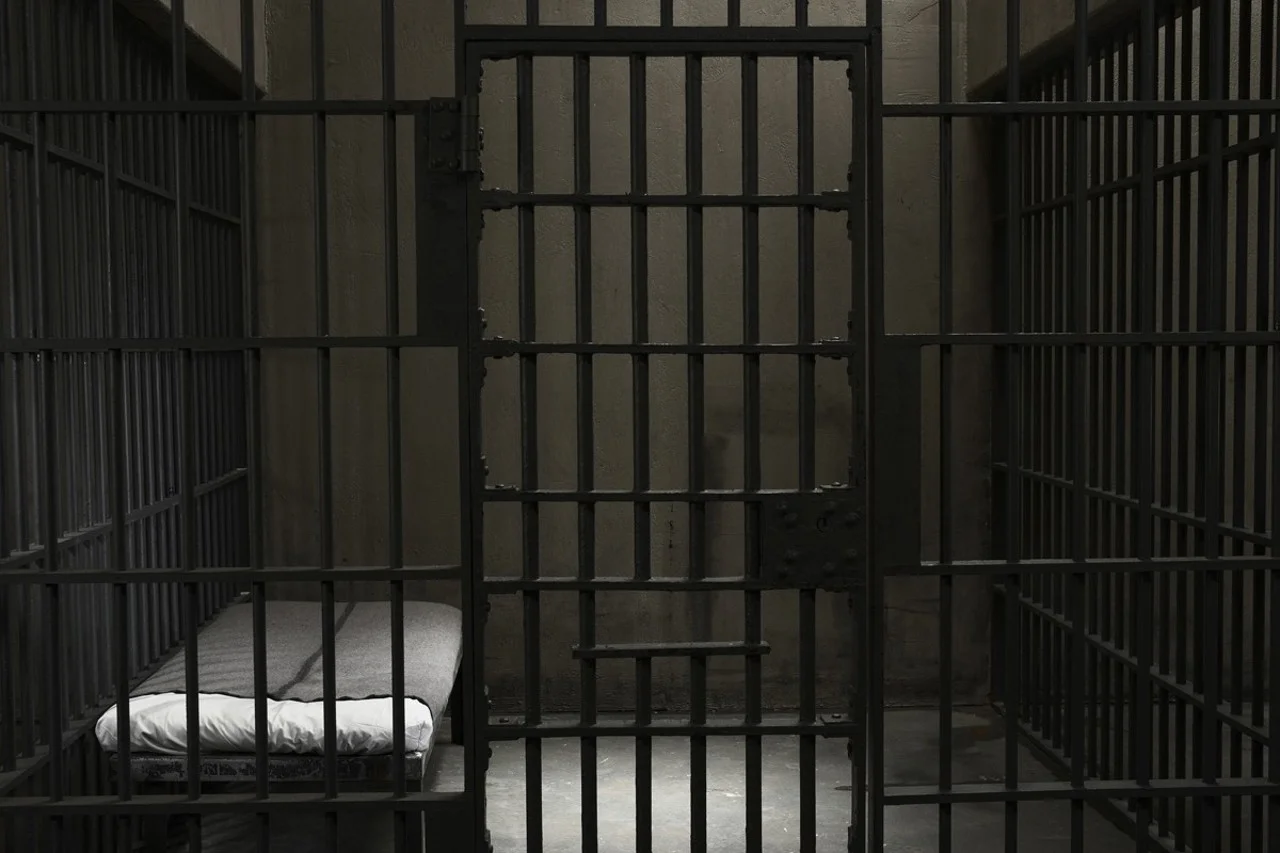 Patru indivizi, condamnați la închisoare pentru exploatarea sexuală a șapte adolescente