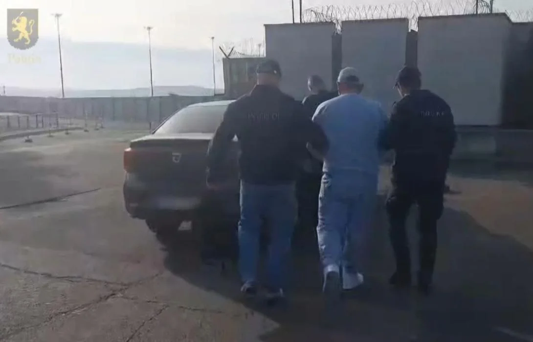 VIDEO // Un moldovean căutat pentru o escrocherie în proporții deosebit de mari, extrădat din SUA
