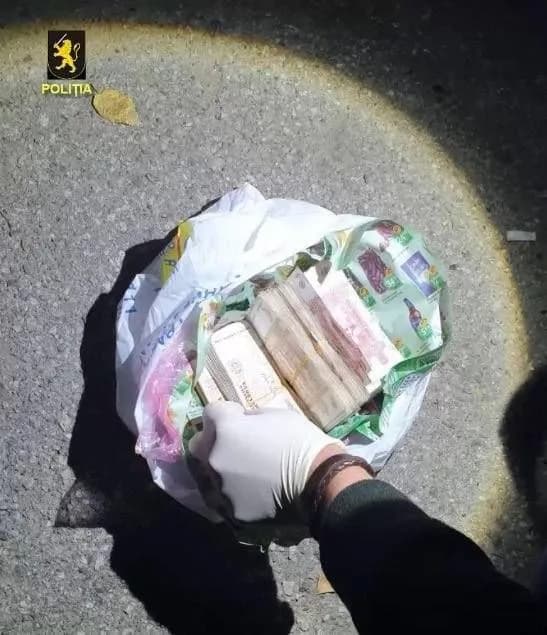 O pensionară, manipulată de escroci să-și vândă apartamentul. Poliția a intervenit înainte ca ea să rămână fără locuință