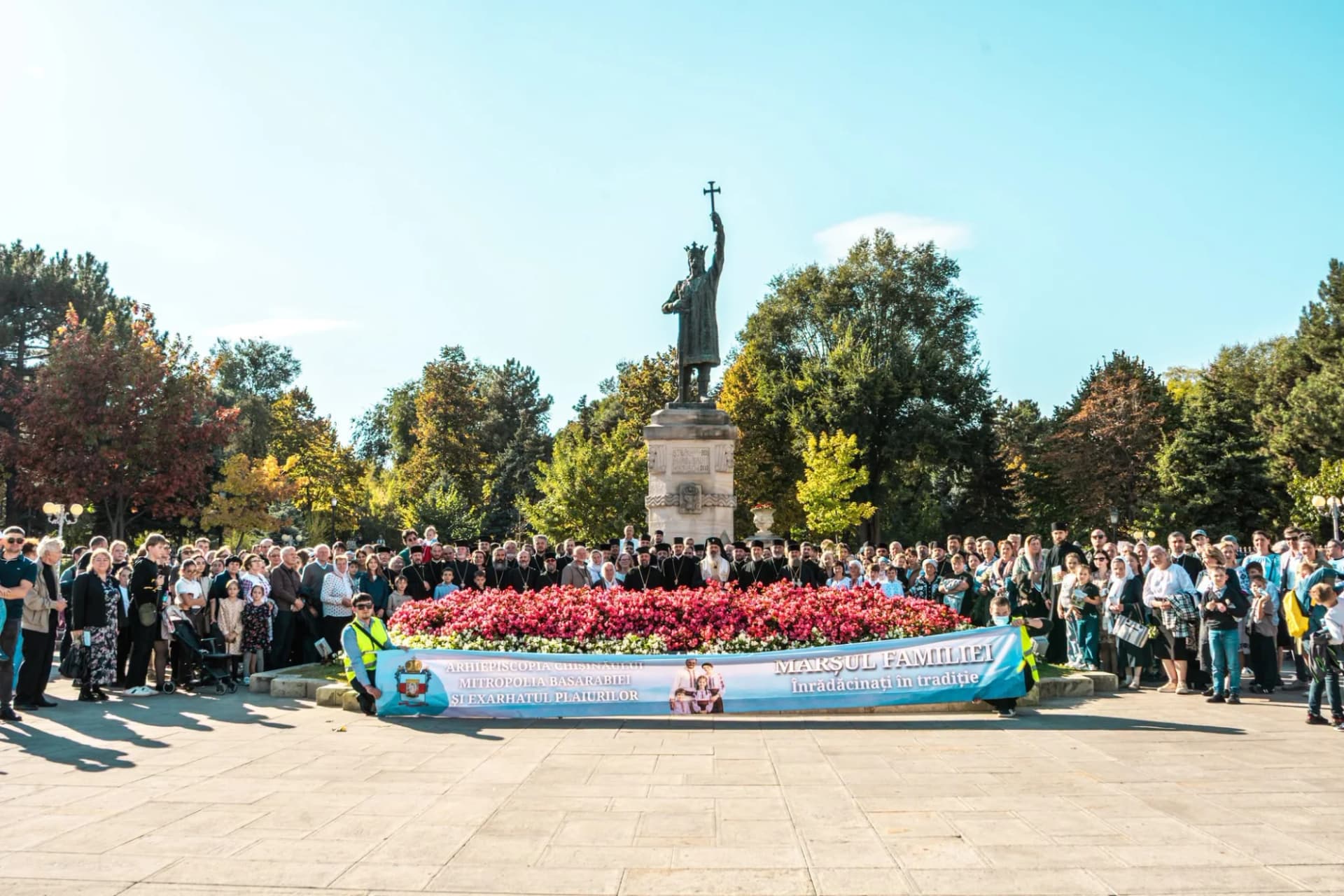 FOTO // Peste o mie de participanți, reuniți la Marșul Familiei organizat la Chișinău de Mitropolia Basarabiei