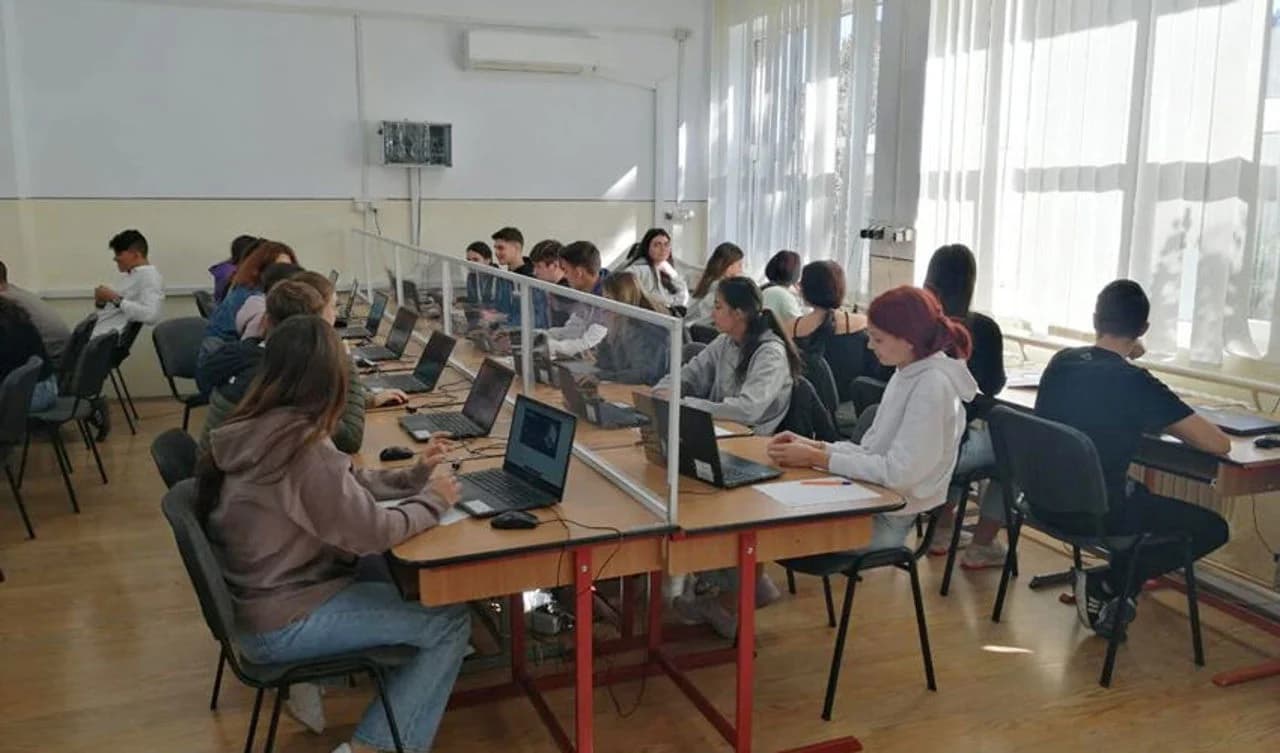 Elevii claselor a IX-a și a XII-a se pot înscrie la evaluarea competențelor digitale