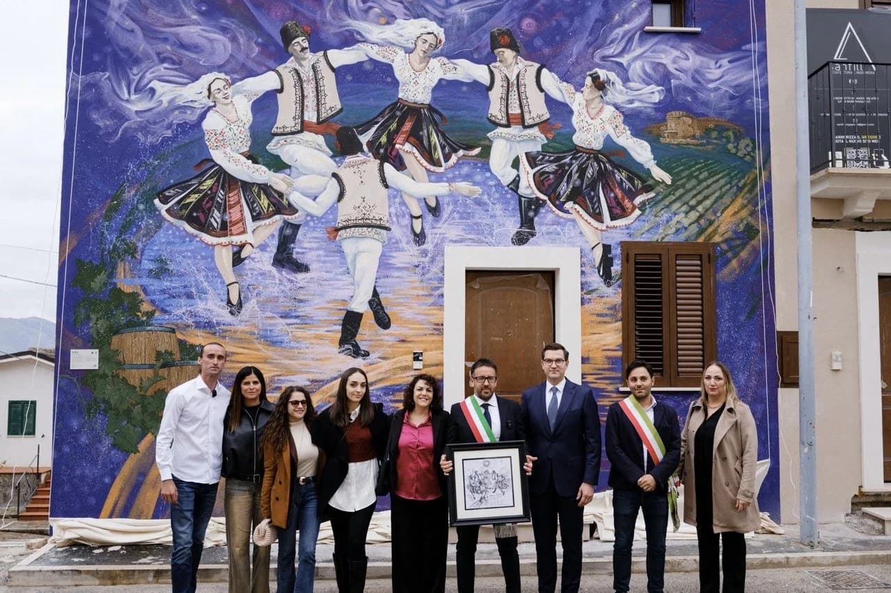 O pictură murală dedicată horei moldovenești, inaugurată în Italia