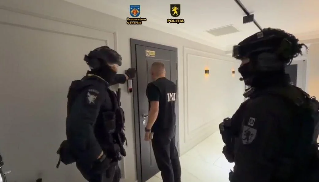 VIDEO // Percheziții la cinci call-centre implicate într-o presupusă schemă internațională de escrocherie. Opt persoane, reținute
