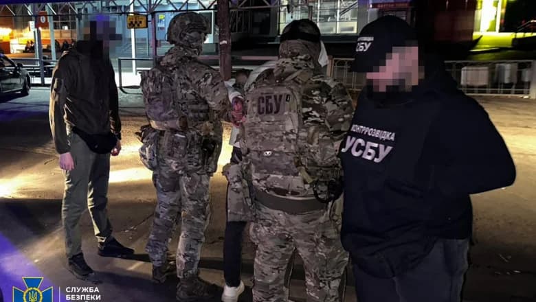 VIDEO // Un student din Kiev recrutat de ruși a încercat să arunce în aer un microbuz care transporta soldați ucraineni