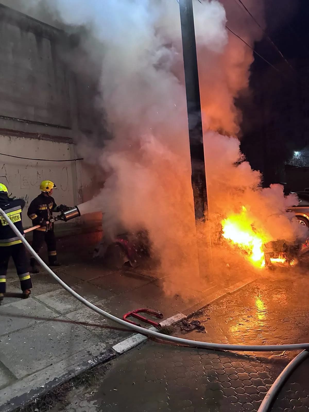Incendiu puternic la Cahul. Două mașini au ars complet în curtea unui bloc