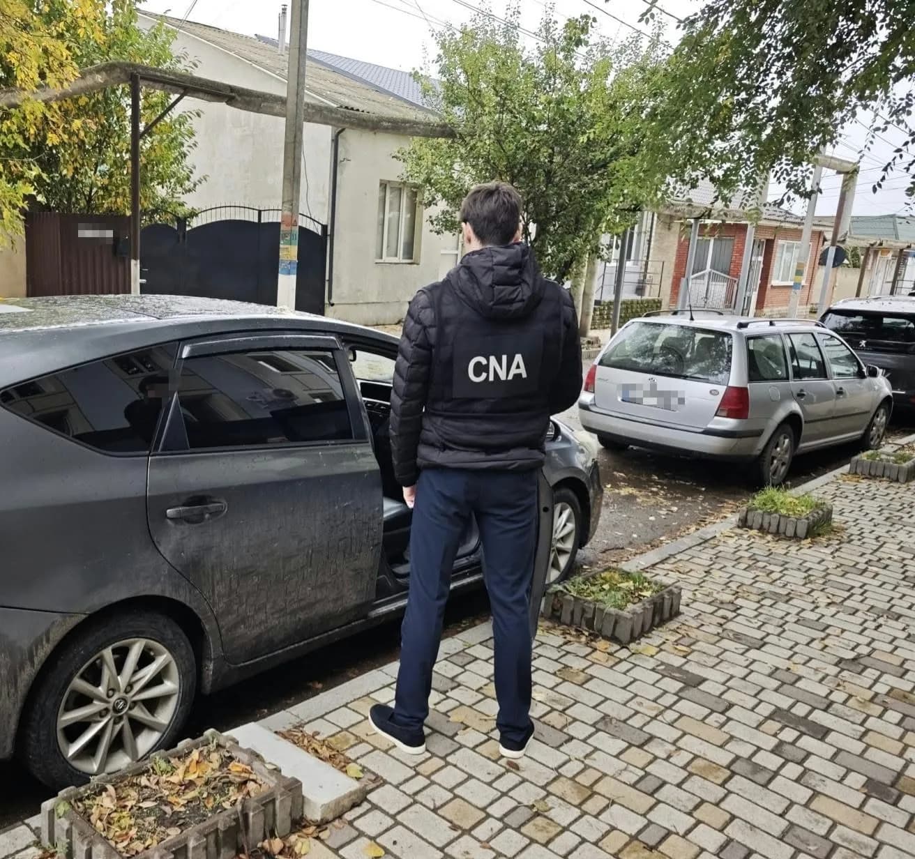 Ar fi luat peste 2.000 de euro pentru a ajuta doi soți să obțină permise auto, dar nu și-a respectat promisiunea. Bărbat din Bălți, reținut