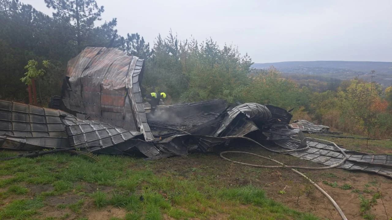 FOTO // Incendiu la o pensiune din Hâncești. O cabană a fost mistuită de flăcări